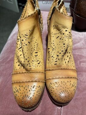 L'Artiste Women’s Tan Leather Ankle Boots